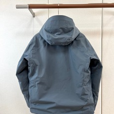 Arcteryx 始祖鸟、2026秋冬新品连帽硬壳冲锋衣外套。 通勤户外一键切换,这件穿上就不想脱! 极简高街风,深色系 Arcteryx 始祖鸟、2026秋冬新品连帽硬壳冲锋衣外套。 通勤户外一键切换,这件穿上就不想脱! 极简高街风,深色系