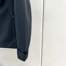 DESCENTE迪桑特、2026秋冬新品户外连帽软壳冲锋衣外套。 这件连帽外套,男士秋冬的质感天花板! 极简户外风,版型 DESCENTE迪桑特、2026秋冬新品户外连帽软壳冲锋衣外套。 这件连帽外套,男士秋冬的质感天花板! 极简户外风,版型