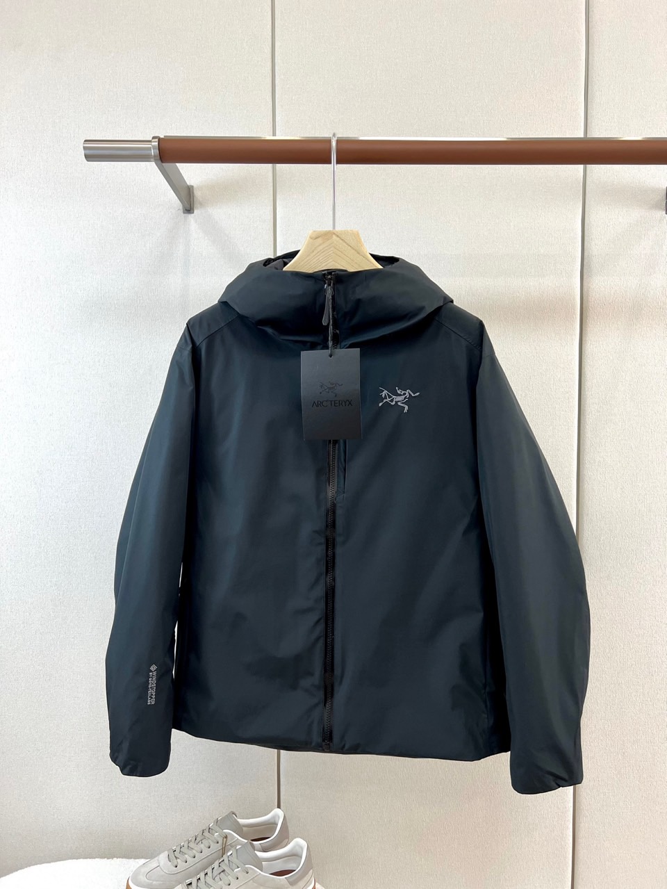 Arcteryx 始祖鸟、2026秋冬新品软壳连帽外套。 终于拿到这件硬核装备，质感绝了！ 硬核户外风结合都市极简美学。