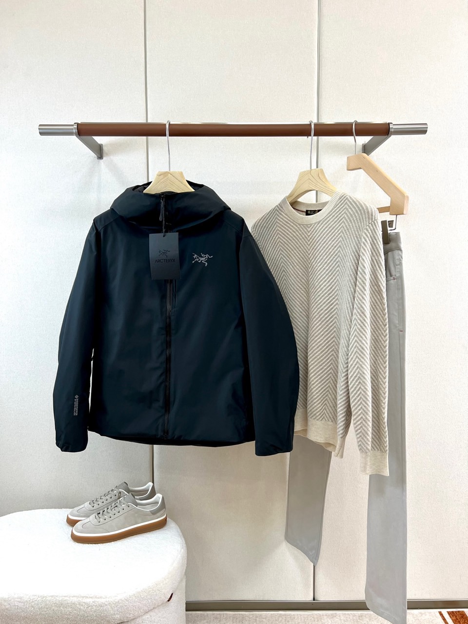 Arcteryx 始祖鸟、2026秋冬新品软壳连帽外套。 终于拿到这件硬核装备，质感绝了！ 硬核户外风结合都市极简美学。