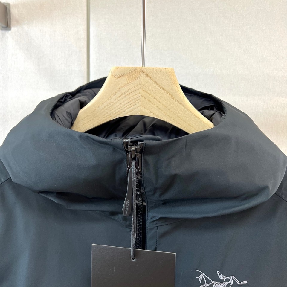 Arcteryx 始祖鸟、2026秋冬新品软壳连帽外套。 终于拿到这件硬核装备，质感绝了！ 硬核户外风结合都市极简美学。