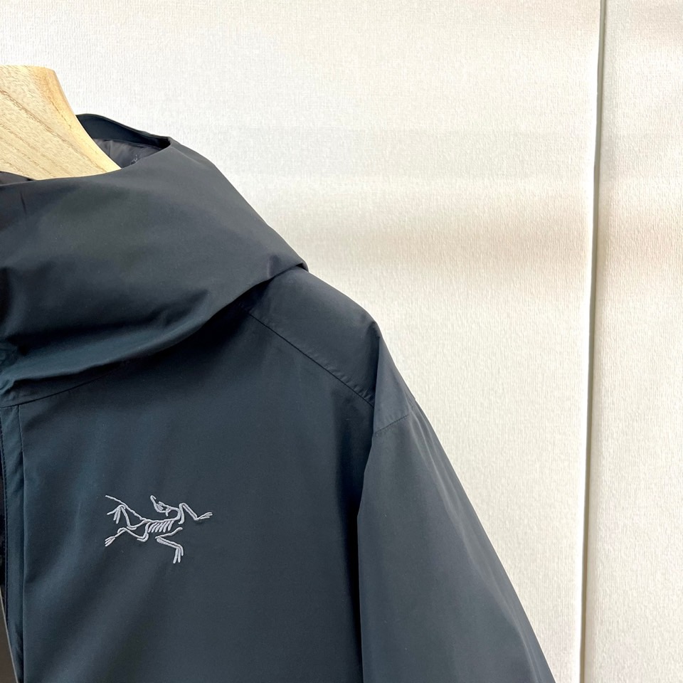 Arcteryx 始祖鸟、2026秋冬新品软壳连帽外套。 终于拿到这件硬核装备，质感绝了！ 硬核户外风结合都市极简美学。