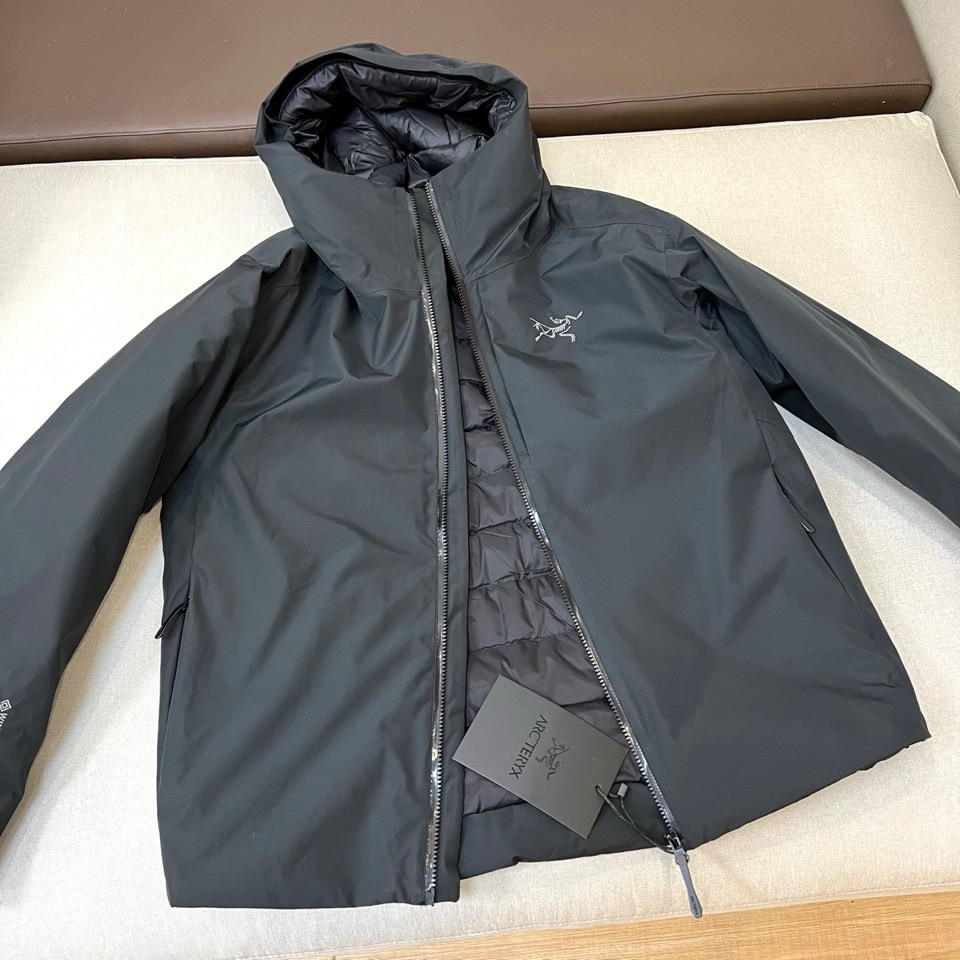 Arcteryx 始祖鸟、2026秋冬新品软壳连帽外套。 终于拿到这件硬核装备，质感绝了！ 硬核户外风结合都市极简美学。