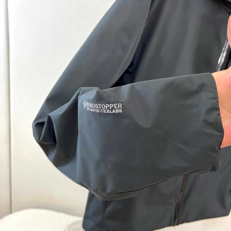 Arcteryx 始祖鸟、2026秋冬新品软壳连帽外套。 终于拿到这件硬核装备，质感绝了！ 硬核户外风结合都市极简美学。