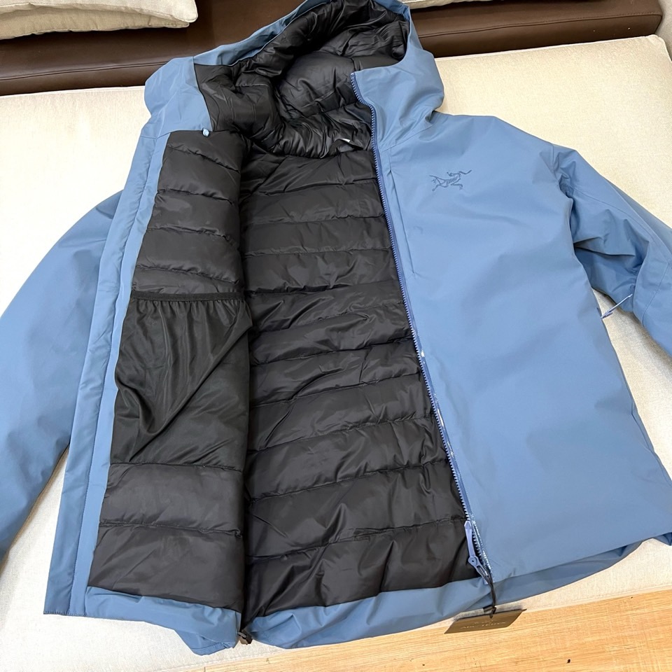 Arcteryx 始祖鸟、2026秋冬新品软壳连帽外套。 终于拿到这件硬核装备，质感绝了！ 硬核户外风结合都市极简美学。