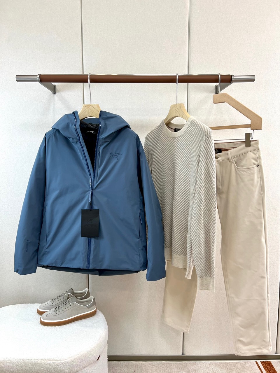 Arcteryx 始祖鸟、2026秋冬新品软壳连帽外套。 终于拿到这件硬核装备，质感绝了！ 硬核户外风结合都市极简美学。