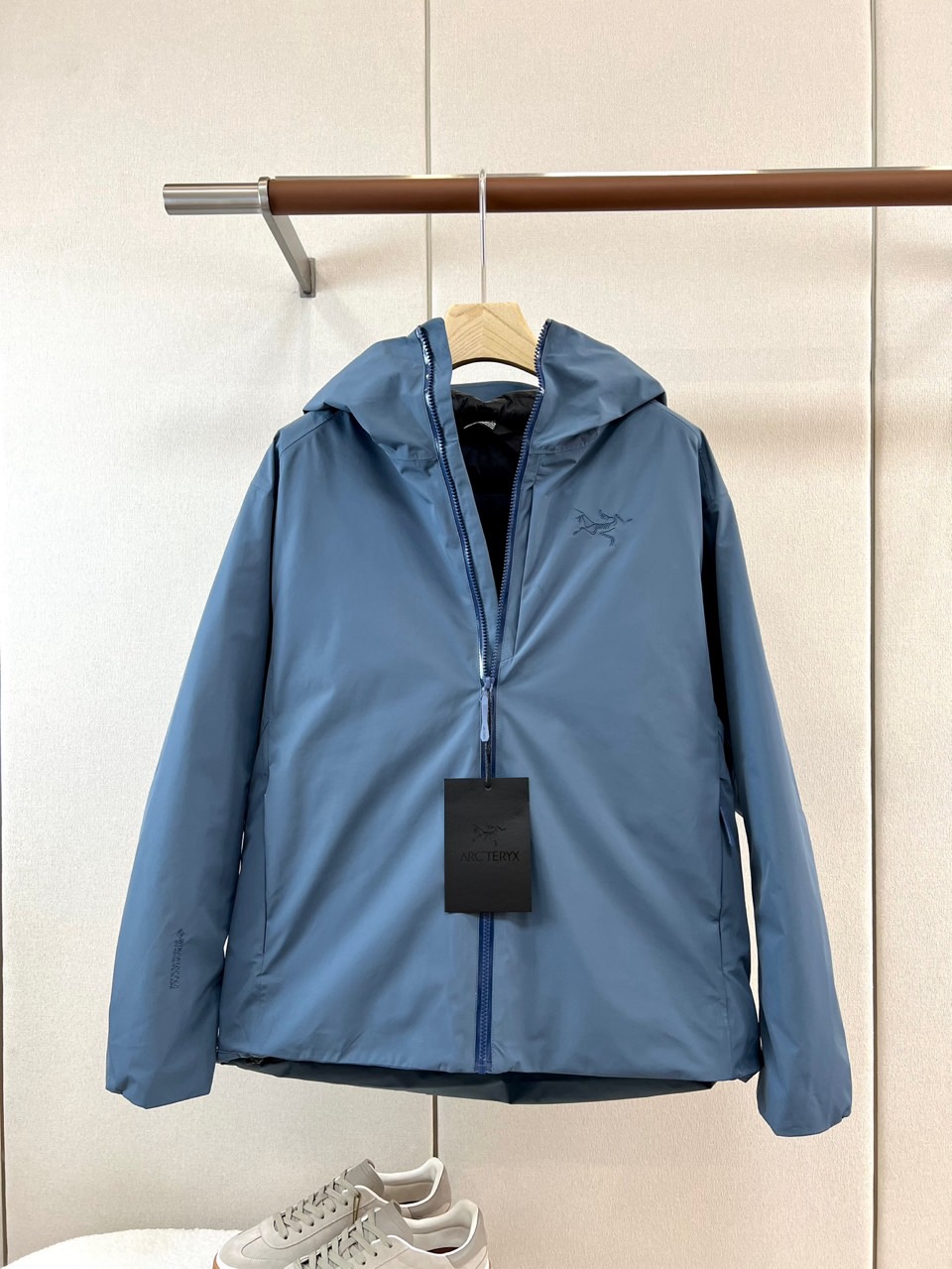 Arcteryx 始祖鸟、2026秋冬新品软壳连帽外套。 终于拿到这件硬核装备，质感绝了！ 硬核户外风结合都市极简美学。