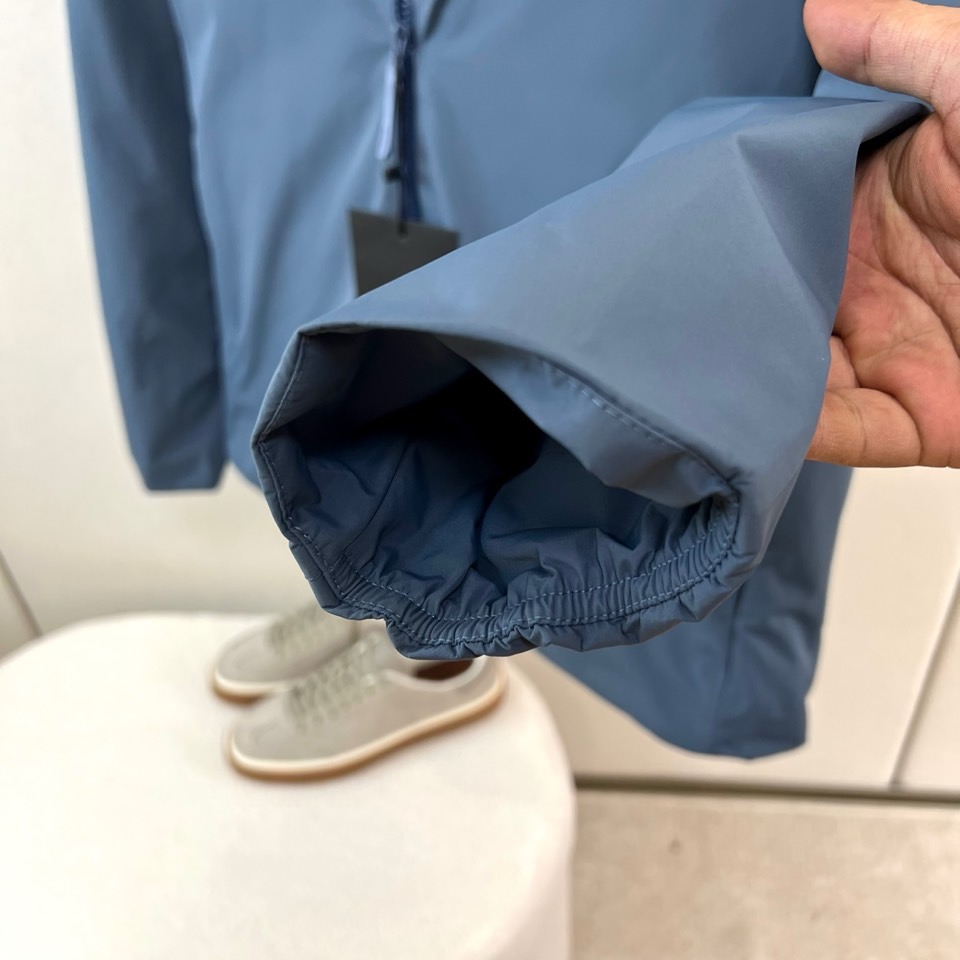 Arcteryx 始祖鸟、2026秋冬新品软壳连帽外套。 终于拿到这件硬核装备，质感绝了！ 硬核户外风结合都市极简美学。