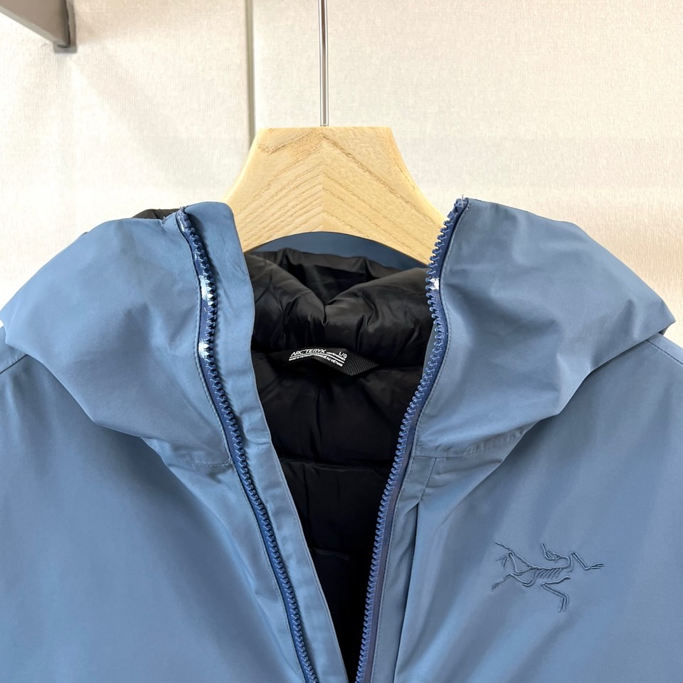 Arcteryx 始祖鸟、2026秋冬新品软壳连帽外套。 终于拿到这件硬核装备，质感绝了！ 硬核户外风结合都市极简美学。