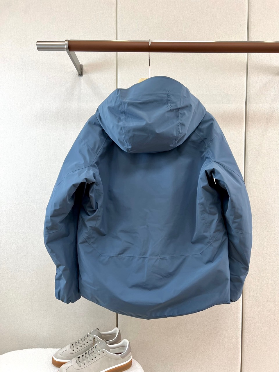 Arcteryx 始祖鸟、2026秋冬新品软壳连帽外套。 终于拿到这件硬核装备，质感绝了！ 硬核户外风结合都市极简美学。