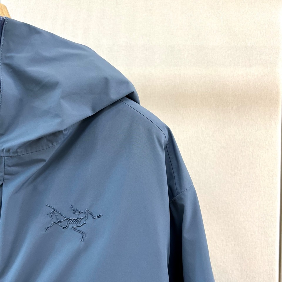 Arcteryx 始祖鸟、2026秋冬新品软壳连帽外套。 终于拿到这件硬核装备，质感绝了！ 硬核户外风结合都市极简美学。