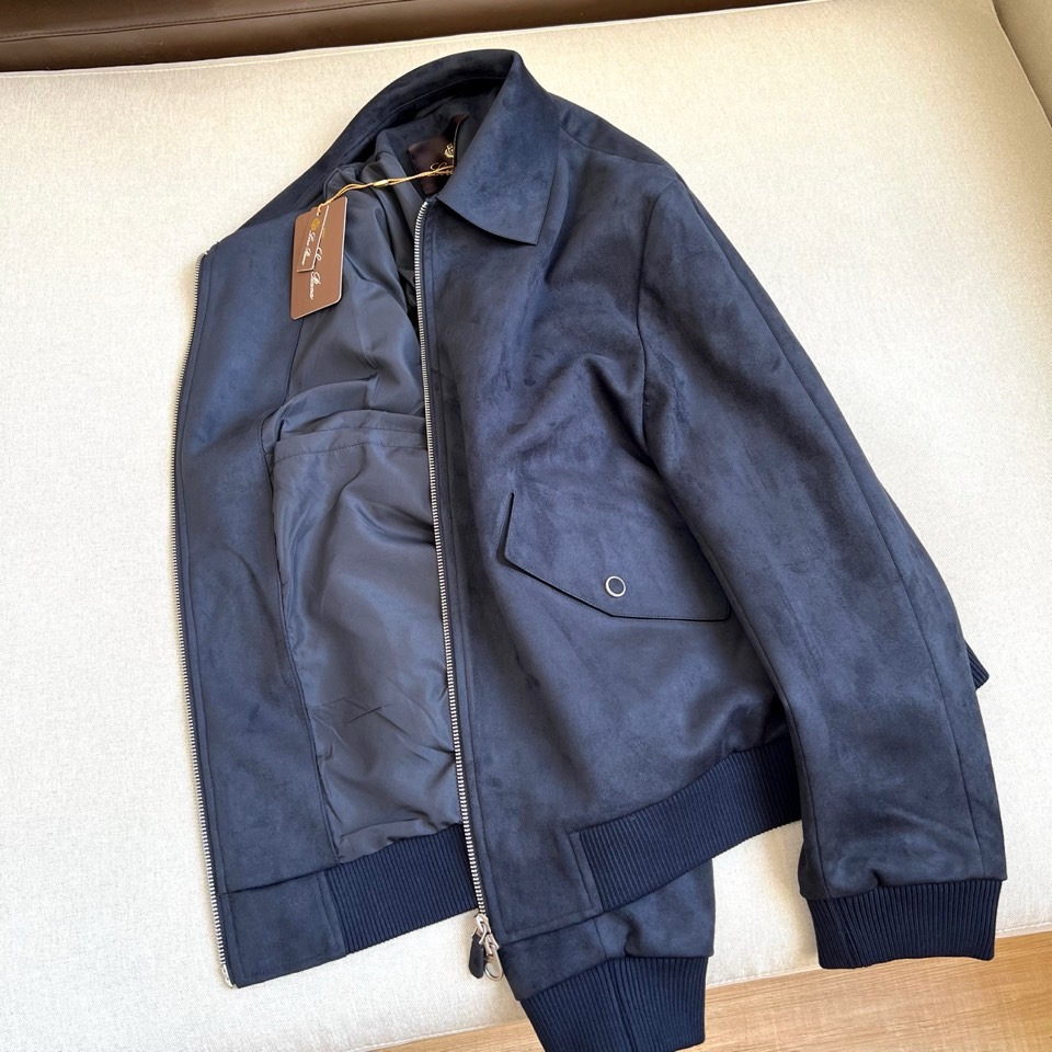 Loro Piana诺悠翩雅、2026秋冬新品翻领麂皮夹克外套。 秋日氛围感直接拉满，这件才是成熟男士的本命外套！ 色调