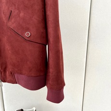 Loro Piana诺悠翩雅、2026秋冬新品翻领麂皮夹克外套。 秋日氛围感直接拉满,这件才是成熟男士的本命外套! 色调 Loro Piana诺悠翩雅、2026秋冬新品翻领麂皮夹克外套。 秋日氛围感直接拉满,这件才是成熟男士的本命外套! 色调
