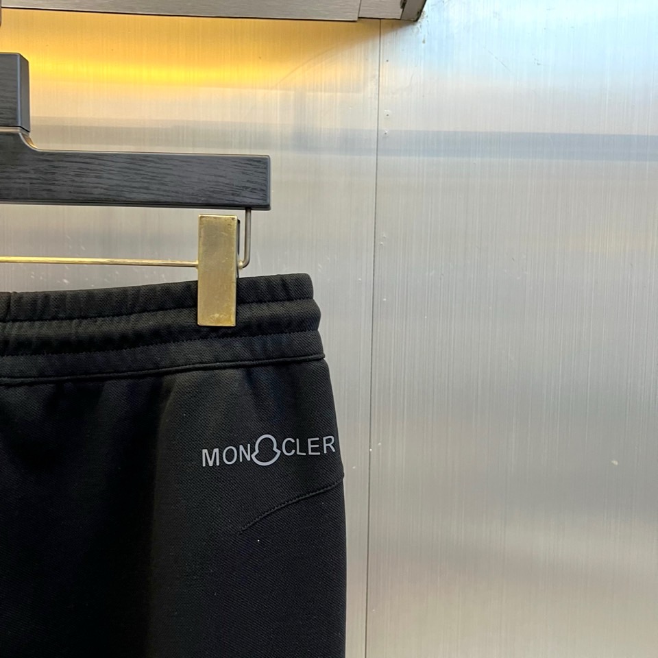 Mon蒙口、2026秋冬新品男士重磅工装卫裤。 一条兼顾质感与气场的裤子，闭眼入不踩雷！ 轻熟休闲工装风；混纺针织面料；