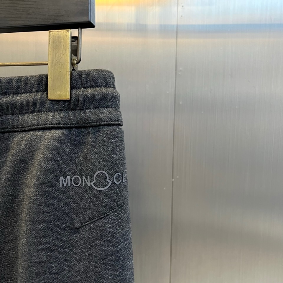 Mon蒙口、2026秋冬新品男士重磅工装卫裤。 一条兼顾质感与气场的裤子，闭眼入不踩雷！ 轻熟休闲工装风；混纺针织面料；