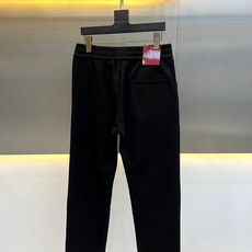Gucc古驰、2026秋冬新品双G运动卫裤。 这条真的太好穿了,懒人出门直接套上就有型! 轻奢休闲风,色调干净高级,立体 Gucc古驰、2026秋冬新品双G运动卫裤。 这条真的太好穿了,懒人出门直接套上就有型! 轻奢休闲风,色调干净高级,立体