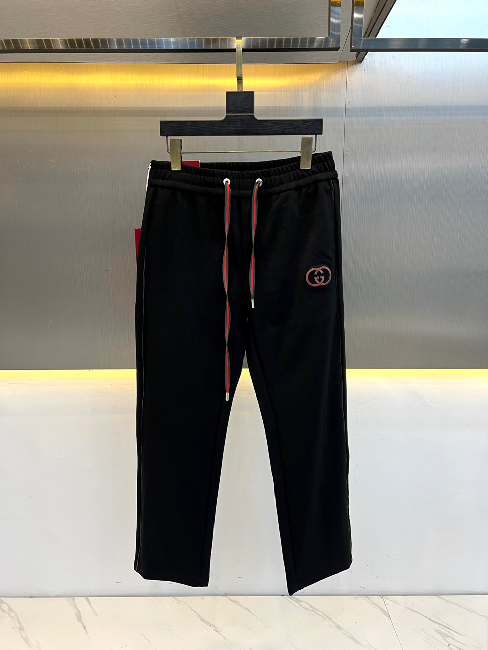 Gucc古驰、2026秋冬新品双G运动卫裤。 这条真的太好穿了，懒人出门直接套上就有型！ 轻奢休闲风，色调干净高级，立体