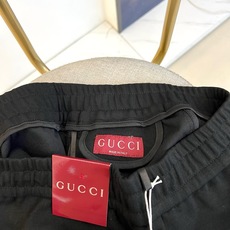 Gucc古驰、2026秋冬新品双G运动卫裤。 这条真的太好穿了,懒人出门直接套上就有型! 轻奢休闲风,色调干净高级,立体 Gucc古驰、2026秋冬新品双G运动卫裤。 这条真的太好穿了,懒人出门直接套上就有型! 轻奢休闲风,色调干净高级,立体