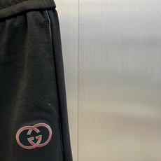 Gucc古驰、2026秋冬新品双G运动卫裤。 这条真的太好穿了,懒人出门直接套上就有型! 轻奢休闲风,色调干净高级,立体 Gucc古驰、2026秋冬新品双G运动卫裤。 这条真的太好穿了,懒人出门直接套上就有型! 轻奢休闲风,色调干净高级,立体