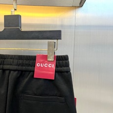 Gucc古驰、2026秋冬新品双G运动卫裤。 这条真的太好穿了,懒人出门直接套上就有型! 轻奢休闲风,色调干净高级,立体 Gucc古驰、2026秋冬新品双G运动卫裤。 这条真的太好穿了,懒人出门直接套上就有型! 轻奢休闲风,色调干净高级,立体
