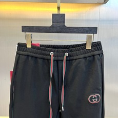 Gucc古驰、2026秋冬新品双G运动卫裤。 这条真的太好穿了,懒人出门直接套上就有型! 轻奢休闲风,色调干净高级,立体 Gucc古驰、2026秋冬新品双G运动卫裤。 这条真的太好穿了,懒人出门直接套上就有型! 轻奢休闲风,色调干净高级,立体