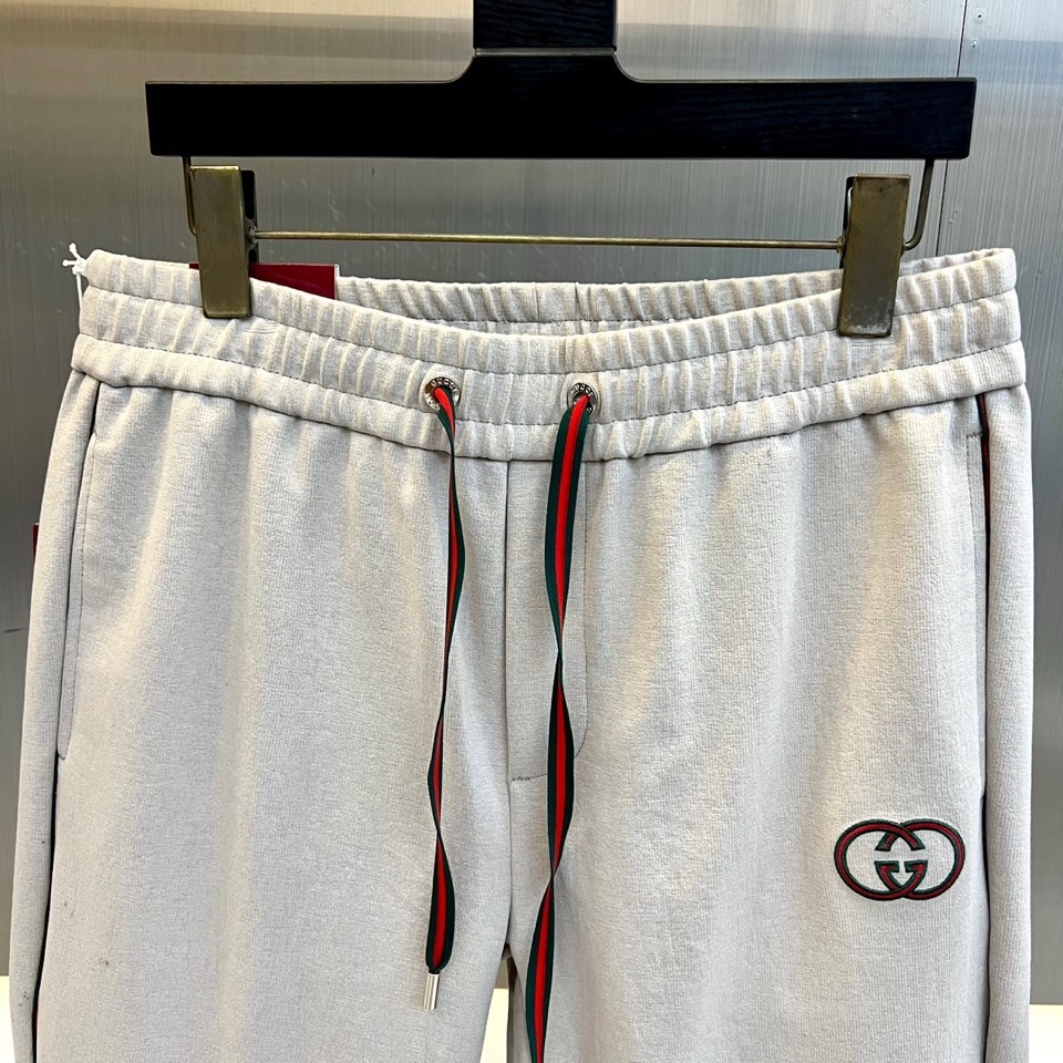 Gucc古驰、2026秋冬新品双G运动卫裤。 这条真的太好穿了，懒人出门直接套上就有型！ 轻奢休闲风，色调干净高级，立体
