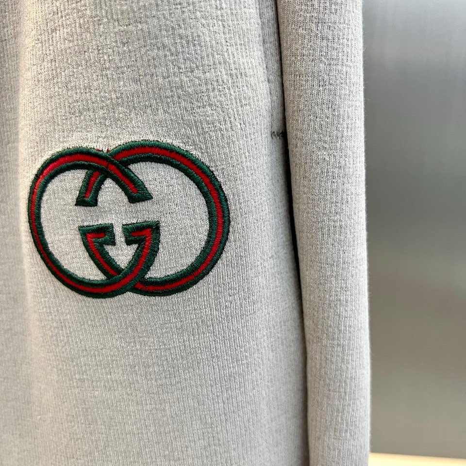 Gucc古驰、2026秋冬新品双G运动卫裤。 这条真的太好穿了，懒人出门直接套上就有型！ 轻奢休闲风，色调干净高级，立体