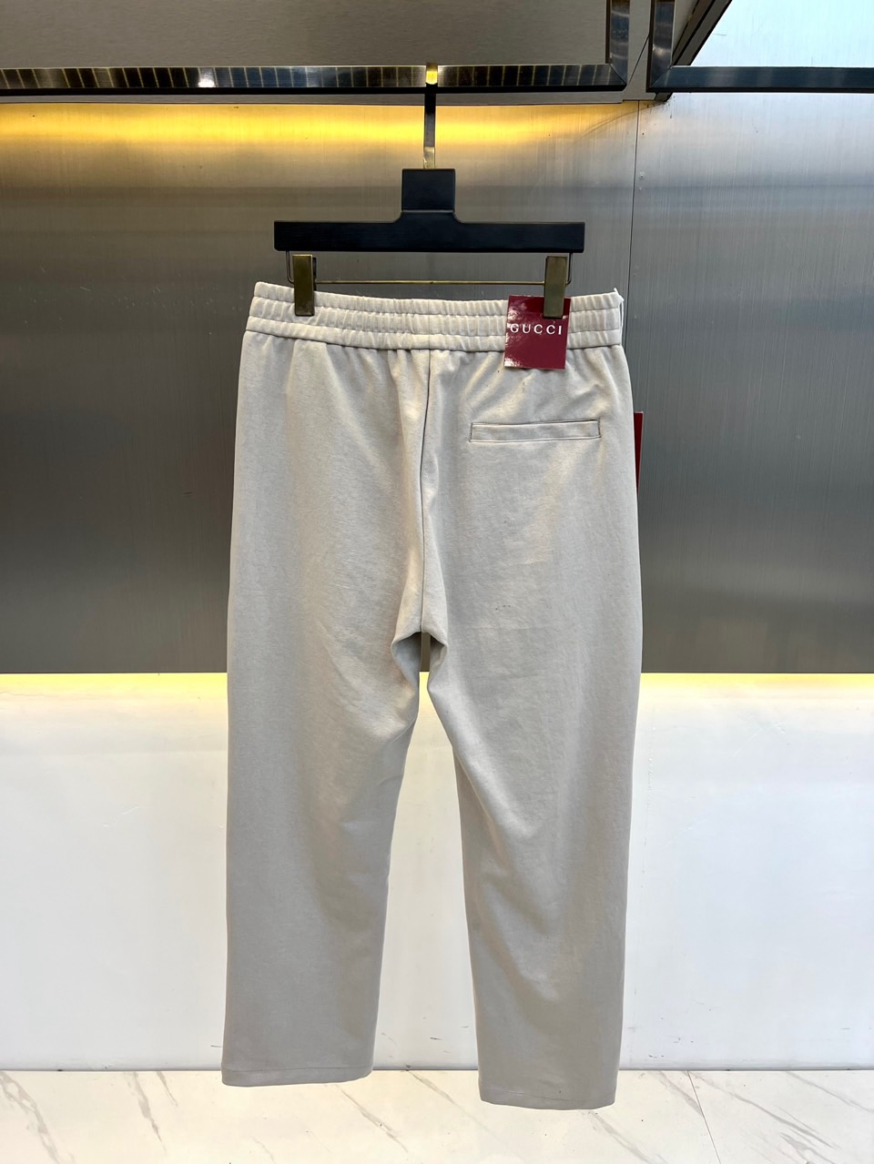 Gucc古驰、2026秋冬新品双G运动卫裤。 这条真的太好穿了，懒人出门直接套上就有型！ 轻奢休闲风，色调干净高级，立体