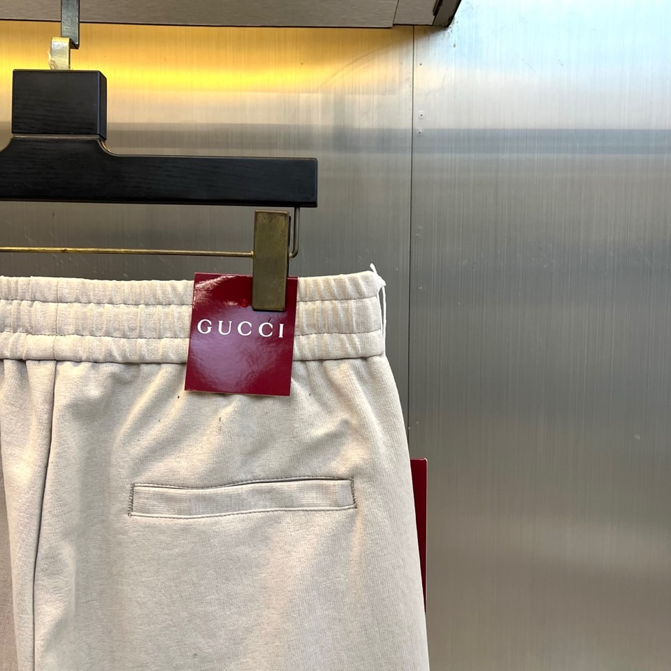 Gucc古驰、2026秋冬新品双G运动卫裤。 这条真的太好穿了，懒人出门直接套上就有型！ 轻奢休闲风，色调干净高级，立体