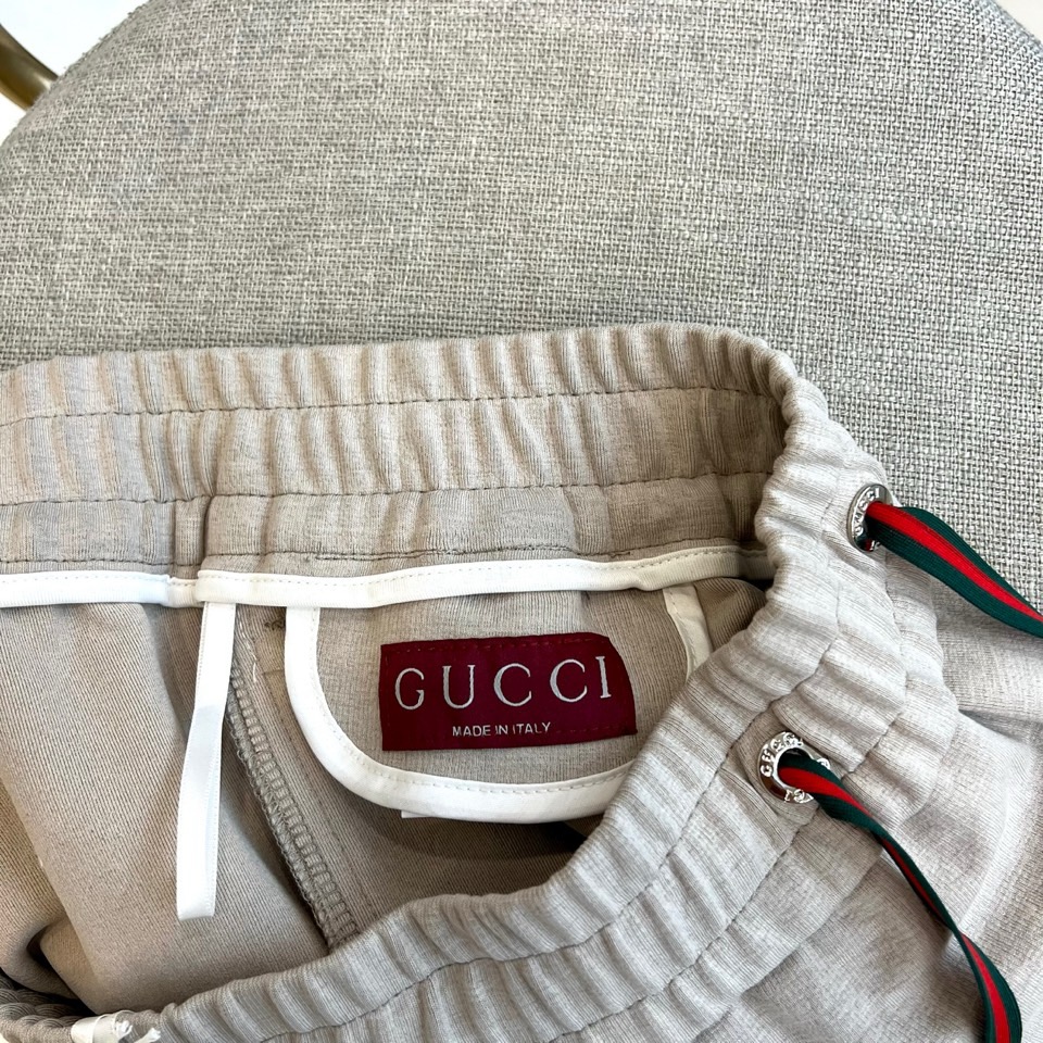Gucc古驰、2026秋冬新品双G运动卫裤。 这条真的太好穿了，懒人出门直接套上就有型！ 轻奢休闲风，色调干净高级，立体