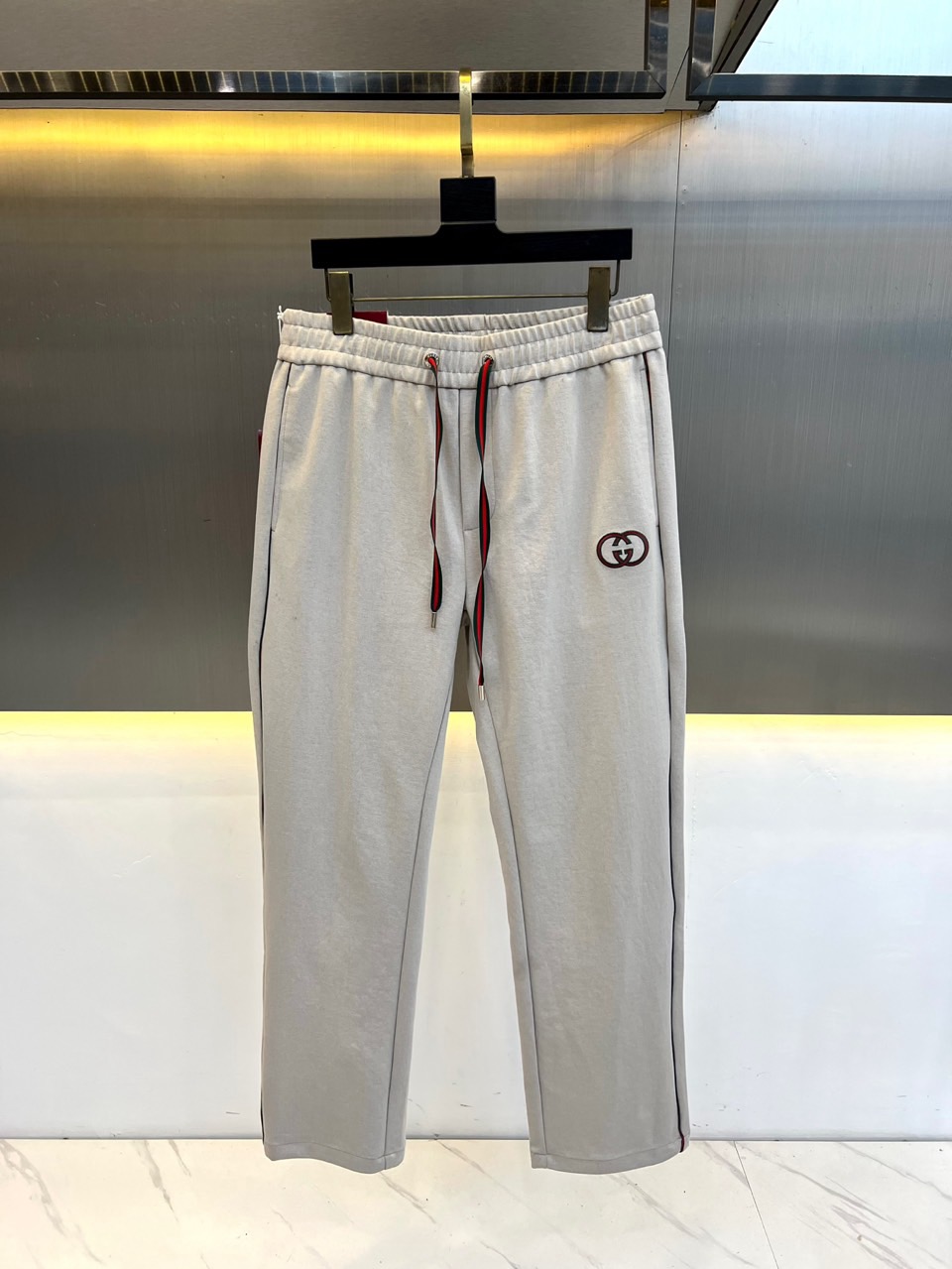 Gucc古驰、2026秋冬新品双G运动卫裤。 这条真的太好穿了，懒人出门直接套上就有型！ 轻奢休闲风，色调干净高级，立体