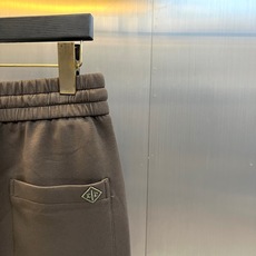 Loro Piana诺悠翩雅、2026秋冬新品男士垂感休闲卫裤。 一条兼顾体面和舒服的裤子,通勤日常都能打! 利落直筒版 Loro Piana诺悠翩雅、2026秋冬新品男士垂感休闲卫裤。 一条兼顾体面和舒服的裤子,通勤日常都能打! 利落直筒版