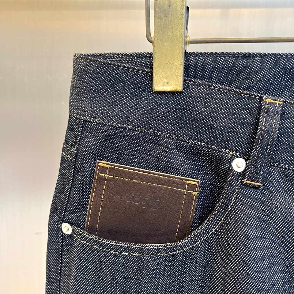 BERLUTI 布鲁提、2026秋冬新品轻奢直筒牛仔裤。 这条版型真的太正了！高级感拉满。 极简烟灰调，直筒微锥剪裁，不