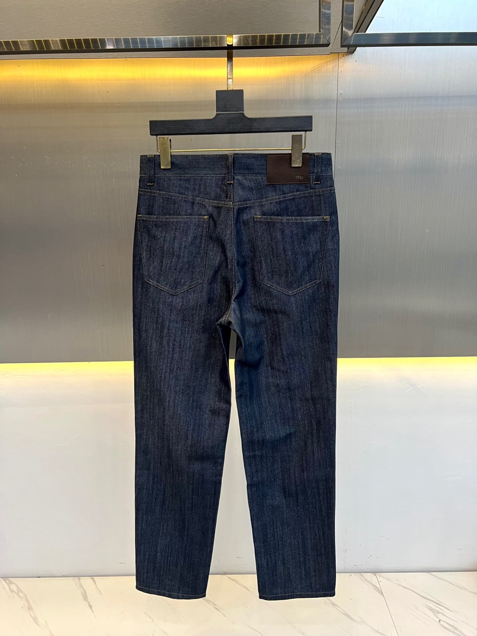 BERLUTI 布鲁提、2026秋冬新品轻奢直筒牛仔裤。 这条版型真的太正了！高级感拉满。 极简烟灰调，直筒微锥剪裁，不