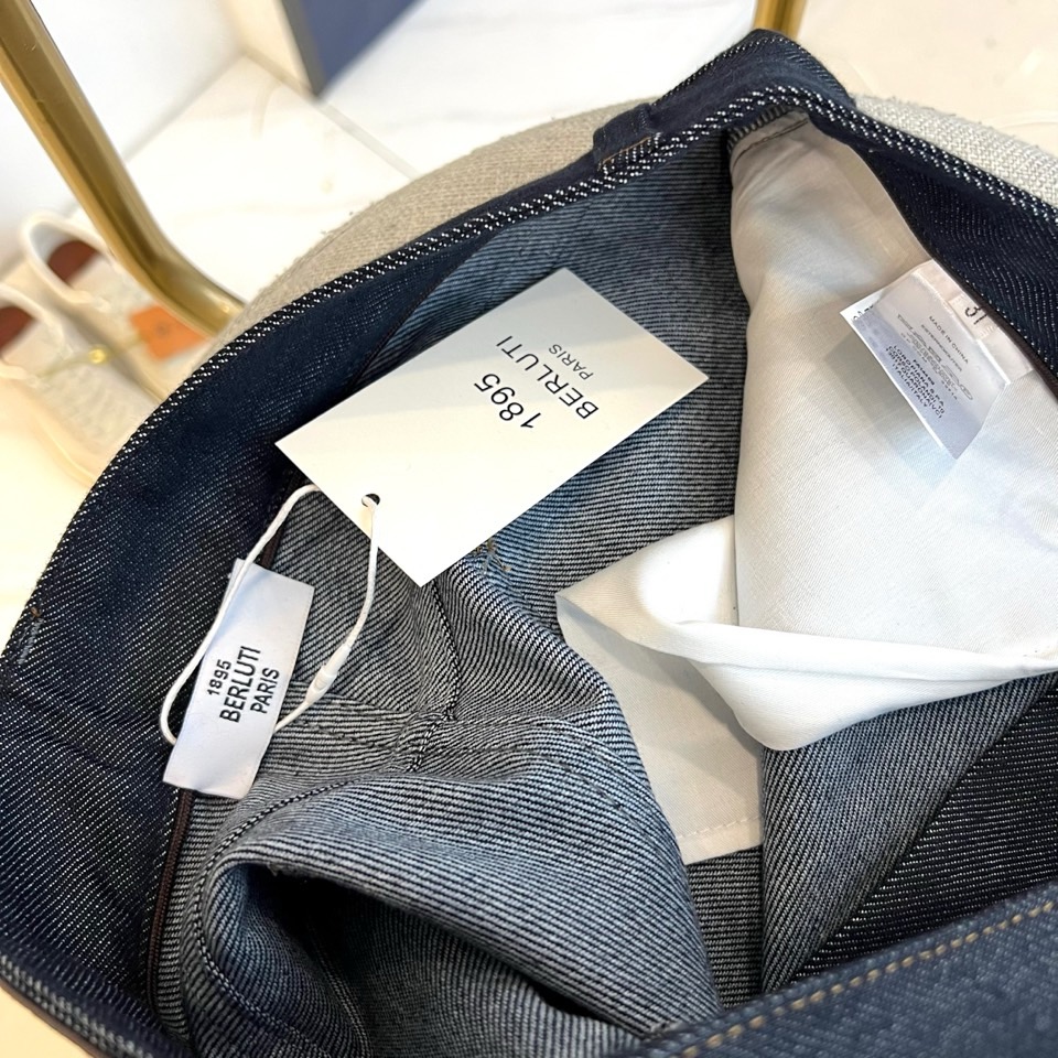 BERLUTI 布鲁提、2026秋冬新品轻奢直筒牛仔裤。 这条版型真的太正了！高级感拉满。 极简烟灰调，直筒微锥剪裁，不