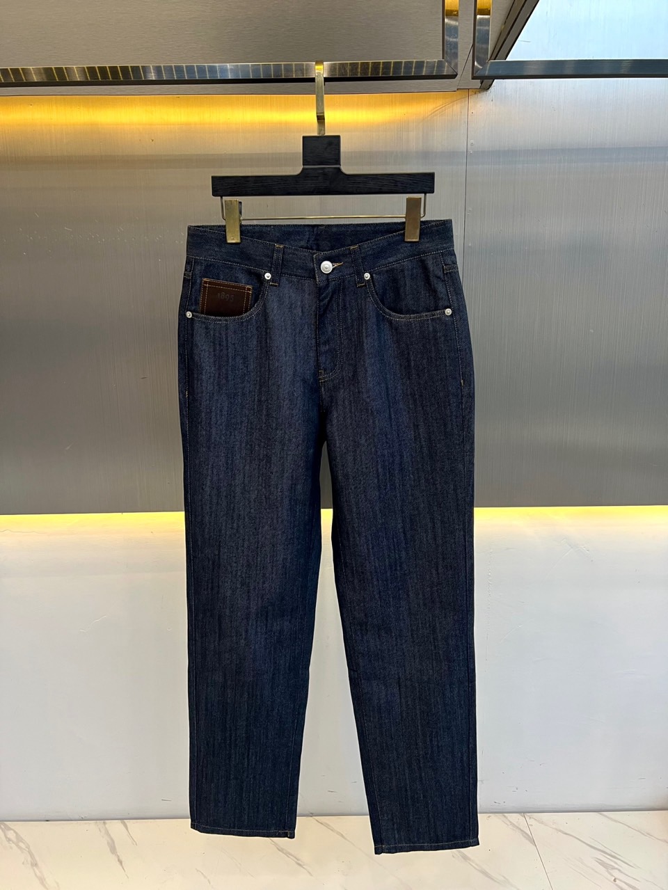 BERLUTI 布鲁提、2026秋冬新品轻奢直筒牛仔裤。 这条版型真的太正了！高级感拉满。 极简烟灰调，直筒微锥剪裁，不