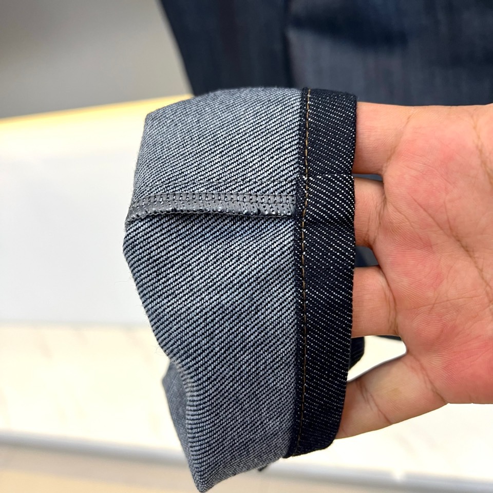 BERLUTI 布鲁提、2026秋冬新品轻奢直筒牛仔裤。 这条版型真的太正了！高级感拉满。 极简烟灰调，直筒微锥剪裁，不