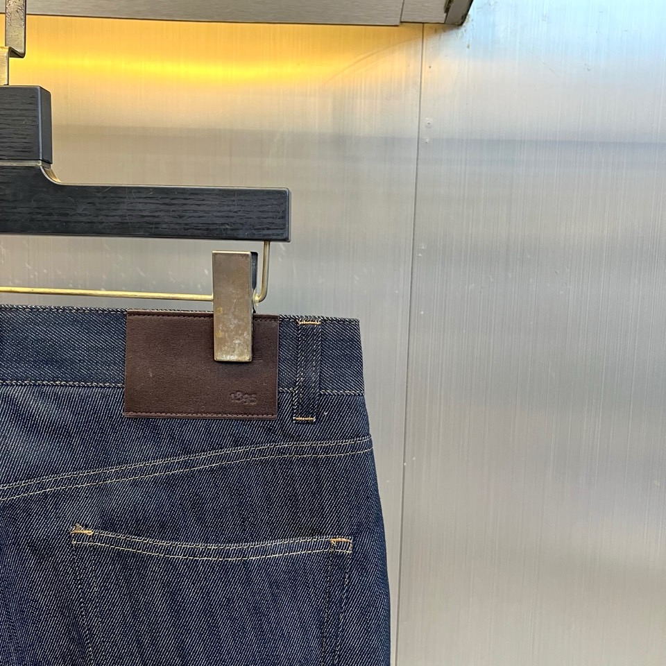 BERLUTI 布鲁提、2026秋冬新品轻奢直筒牛仔裤。 这条版型真的太正了！高级感拉满。 极简烟灰调，直筒微锥剪裁，不