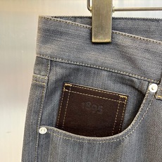BERLUTI 布鲁提、2026秋冬新品轻奢直筒牛仔裤。 这条版型真的太正了!高级感拉满。 极简烟灰调,直筒微锥剪裁,不 BERLUTI 布鲁提、2026秋冬新品轻奢直筒牛仔裤。 这条版型真的太正了!高级感拉满。 极简烟灰调,直筒微锥剪裁,不