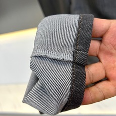 BERLUTI 布鲁提、2026秋冬新品轻奢直筒牛仔裤。 这条版型真的太正了!高级感拉满。 极简烟灰调,直筒微锥剪裁,不 BERLUTI 布鲁提、2026秋冬新品轻奢直筒牛仔裤。 这条版型真的太正了!高级感拉满。 极简烟灰调,直筒微锥剪裁,不