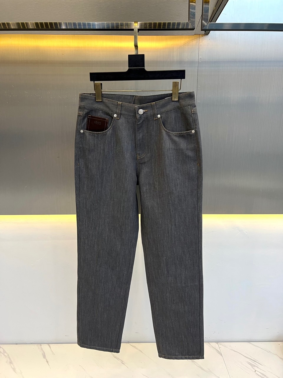 BERLUTI 布鲁提、2026秋冬新品轻奢直筒牛仔裤。 这条版型真的太正了！高级感拉满。 极简烟灰调，直筒微锥剪裁，不