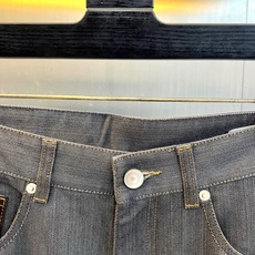 BERLUTI 布鲁提、2026秋冬新品轻奢直筒牛仔裤。 这条版型真的太正了!高级感拉满。 极简烟灰调,直筒微锥剪裁,不 BERLUTI 布鲁提、2026秋冬新品轻奢直筒牛仔裤。 这条版型真的太正了!高级感拉满。 极简烟灰调,直筒微锥剪裁,不