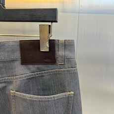 BERLUTI 布鲁提、2026秋冬新品轻奢直筒牛仔裤。 这条版型真的太正了!高级感拉满。 极简烟灰调,直筒微锥剪裁,不 BERLUTI 布鲁提、2026秋冬新品轻奢直筒牛仔裤。 这条版型真的太正了!高级感拉满。 极简烟灰调,直筒微锥剪裁,不