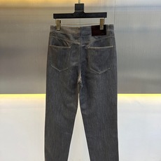BERLUTI 布鲁提、2026秋冬新品轻奢直筒牛仔裤。 这条版型真的太正了!高级感拉满。 极简烟灰调,直筒微锥剪裁,不 BERLUTI 布鲁提、2026秋冬新品轻奢直筒牛仔裤。 这条版型真的太正了!高级感拉满。 极简烟灰调,直筒微锥剪裁,不