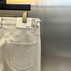 Loro Piana诺悠翩雅、2026秋冬新品立体修身牛仔裤。 兄弟们,这条神裤终于到货了! 主打轻熟商务休闲风,专为亚 Loro Piana诺悠翩雅、2026秋冬新品立体修身牛仔裤。 兄弟们,这条神裤终于到货了! 主打轻熟商务休闲风,专为亚