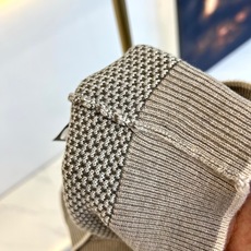 Loro Piana诺悠翩雅、2026秋冬新品意式网眼针织Polo衫。 换季摆脱臃肿感,这件就是型男的体面答案! 轻熟通 Loro Piana诺悠翩雅、2026秋冬新品意式网眼针织Polo衫。 换季摆脱臃肿感,这件就是型男的体面答案! 轻熟通