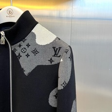 1v威登、2026秋冬新品LV迷彩老花针织夹克外套。 秋冬季的质感战袍,这件真的藏不住了! 整体走高街轻奢风,迷彩拼接经 1v威登、2026秋冬新品LV迷彩老花针织夹克外套。 秋冬季的质感战袍,这件真的藏不住了! 整体走高街轻奢风,迷彩拼接经
