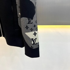 1v威登、2026秋冬新品LV迷彩老花针织夹克外套。 秋冬季的质感战袍,这件真的藏不住了! 整体走高街轻奢风,迷彩拼接经 1v威登、2026秋冬新品LV迷彩老花针织夹克外套。 秋冬季的质感战袍,这件真的藏不住了! 整体走高街轻奢风,迷彩拼接经