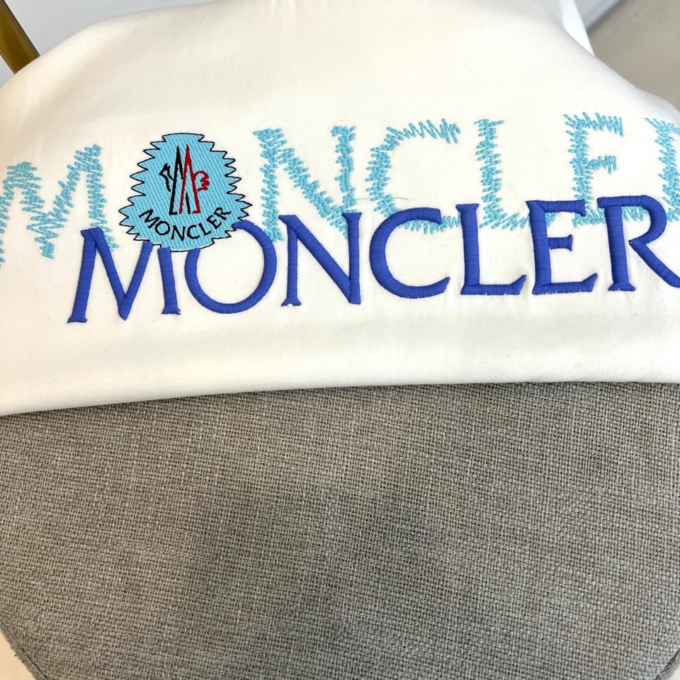 Mon蒙口、2026秋冬新品双线刺绣卫衣。 这件蒙口真的把高级感玩明白了！经典的蓝白配色自带清爽滤镜，春秋冬三季都能轻松