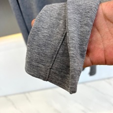Brunello Cucinelli-BC、2026秋冬新品天丝羊毛打底衫。 这件打底衫真的绝了!秋冬衣柜里就差这一件能 Brunello Cucinelli-BC、2026秋冬新品天丝羊毛打底衫。 这件打底衫真的绝了!秋冬衣柜里就差这一件能